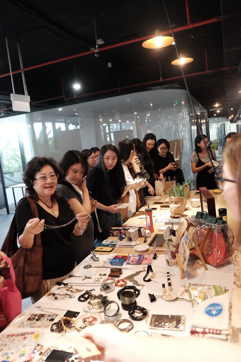 phiên chợ gây quỹ